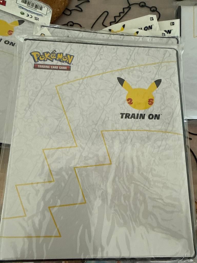 Pokémon 25th Anniversary Jumbo Mappen - Pikachu, Hobby en Vrije tijd, Verzamelkaartspellen | Pokémon, Nieuw, Overige typen, Ophalen of Verzenden
