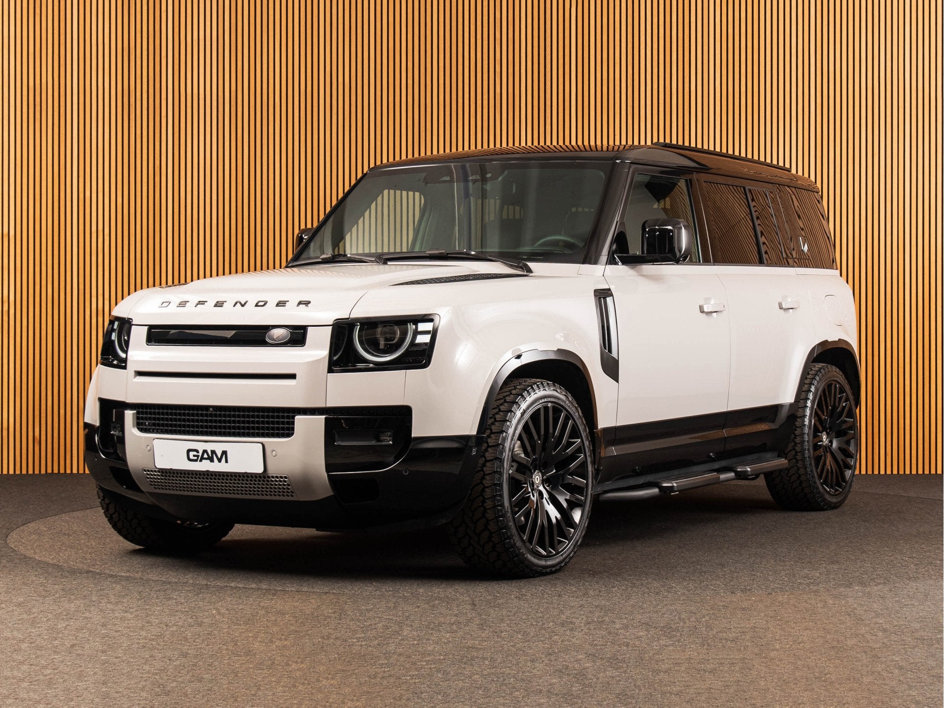 Land Rover Defender 110 2.0 P300e 110 X-Dynamic HSE HERITAGE, Automaat, Gebruikt, 4 cilinders, Vierwielaandrijving