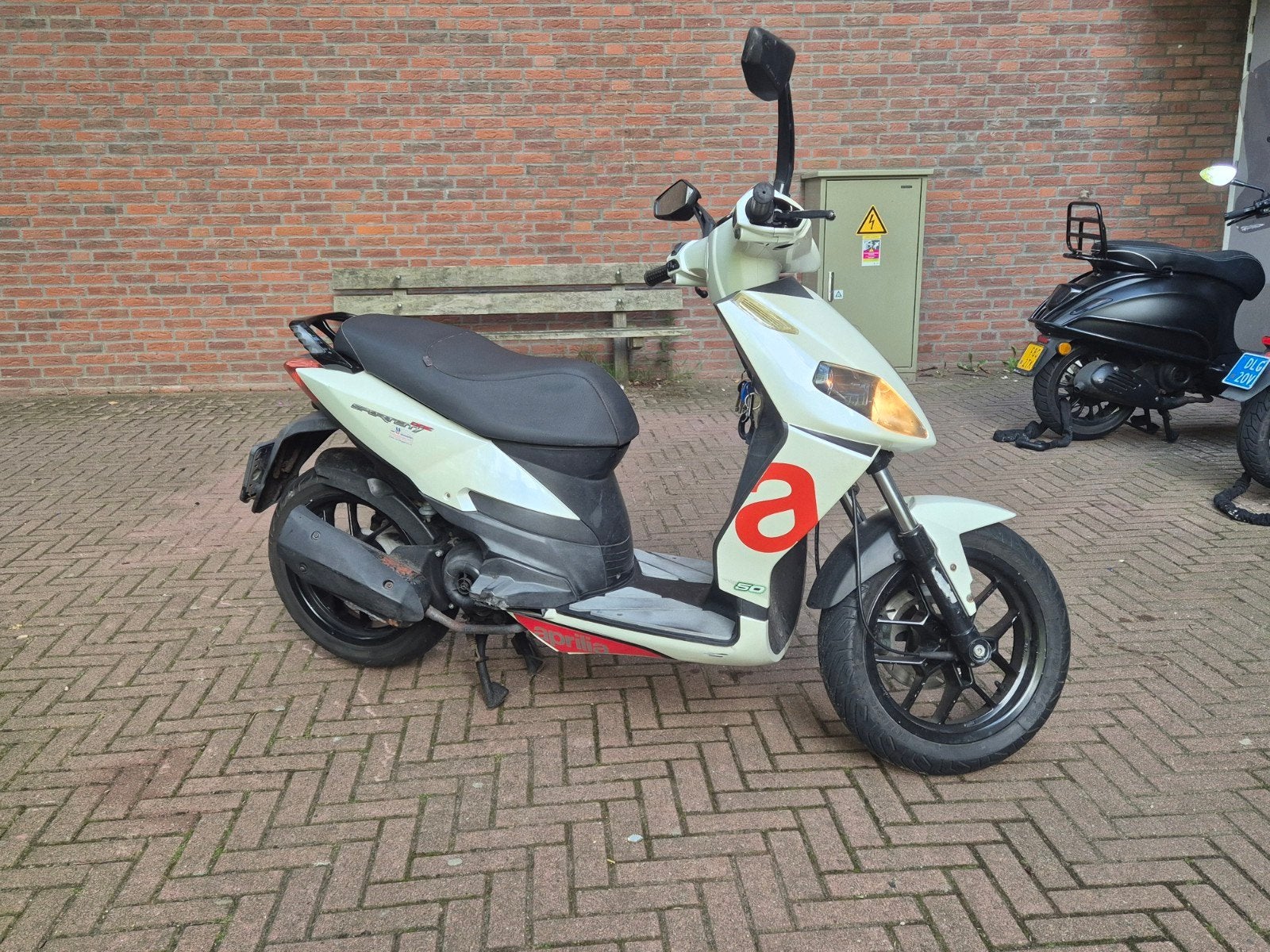 Aprilia sportcity 50 Scooter 2011 - Wit, Goede Staat, Gebruikt, Maximaal 45 km/u, SR 50, Ophalen of Verzenden