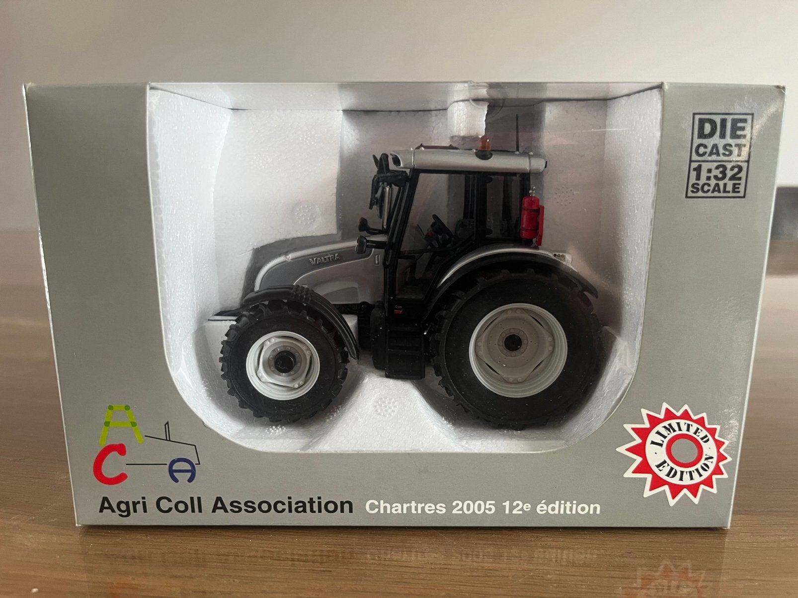 Valtra 120 Serie C trekker ACA beursmodel 2005 UH 2628 Nieuw, Ophalen of Verzenden, Nieuw, Tractor of Landbouw, Universal Hobbies