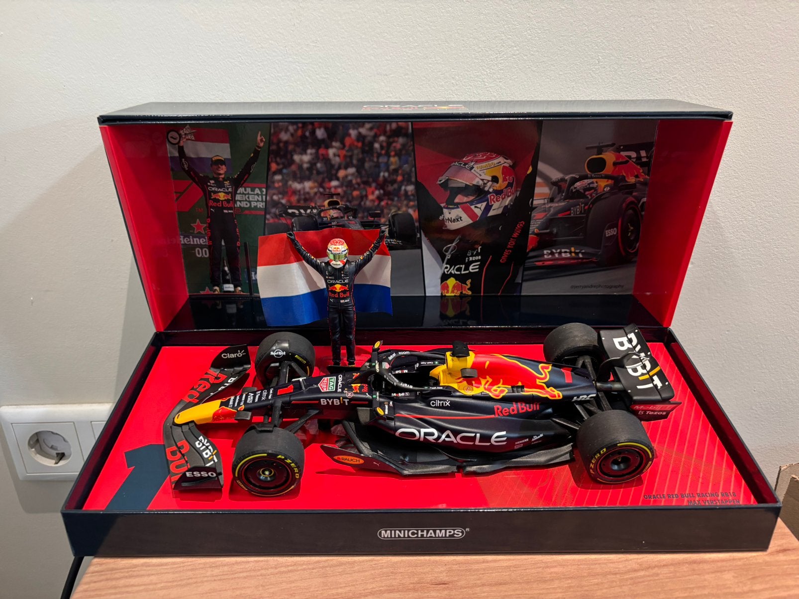 Max verstappen RB18 zandvoort 2022 1:18 model met figuur, Ophalen of Verzenden, Zo goed als nieuw