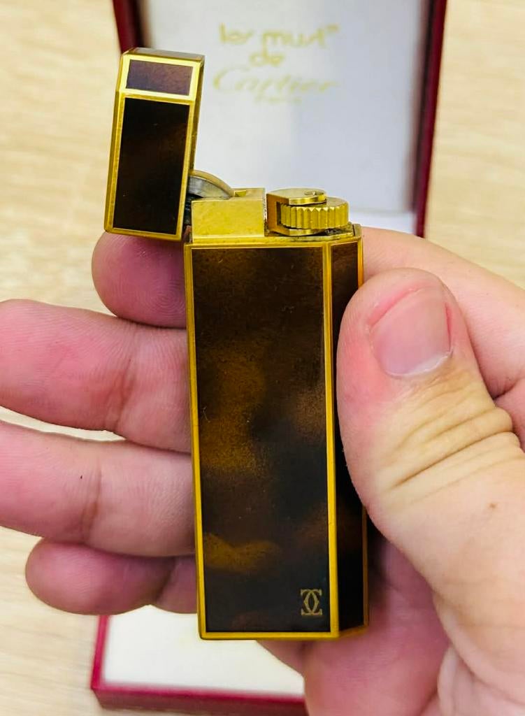 Cartier Les Must de Cartier Aansteker - Bruine Vlammenlak, Verzamelen, Ophalen of Verzenden, Gebruikt, Aansteker