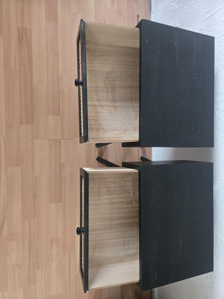 Twee zwarte nachtkastjes met webbing lade, Huis en Inrichting, Slaapkamer | Nachtkastjes, Ophalen