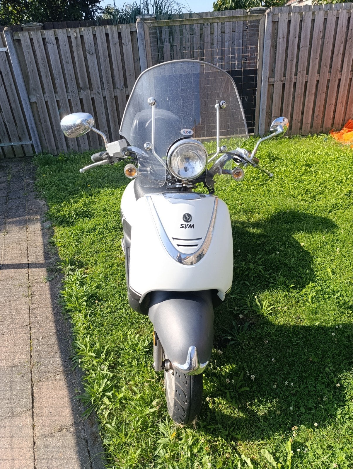 Sym Allo scooter - Wit, inclusief windscherm en topkoffer, Fietsen en Brommers, Scooters | SYM, Ophalen, Gebruikt, Allo, Benzine