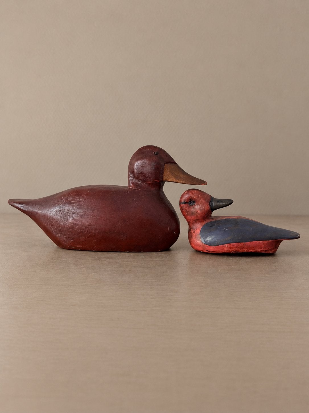 Twee decoratieve eenden – hout en aardewerk, Ophalen of Verzenden, Zo goed als nieuw, Dier