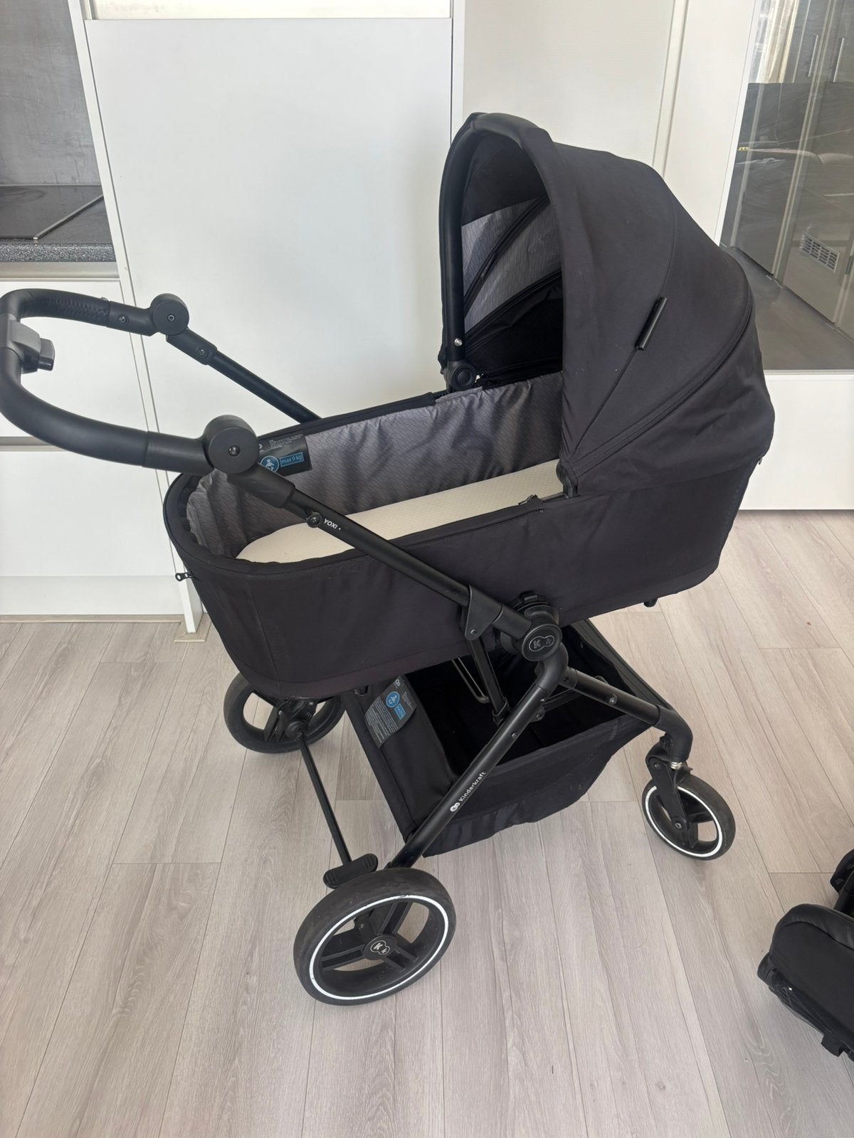 Foto 5 van Kinderkraft yoxi 2-in1 zwarte kinderwagen