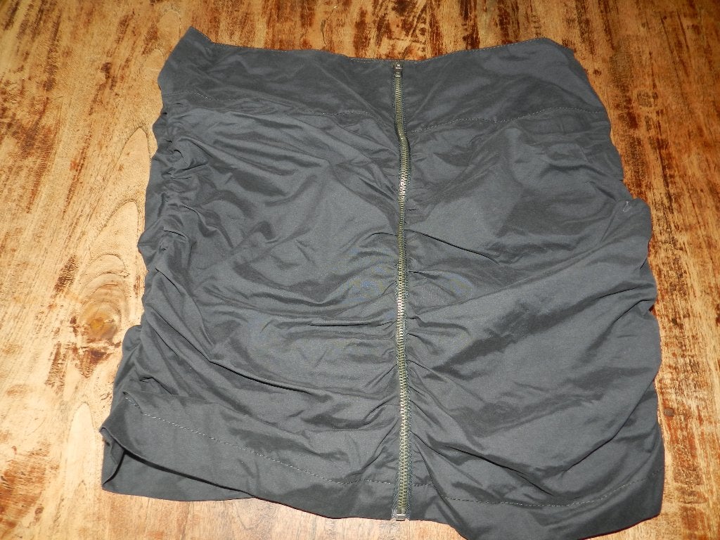 Zigga donkergrijs rokje met rimpeleffect, maat 42, Kleding | Dames, Verzenden, Maat 42/44 (L), Zo goed als nieuw, Grijs