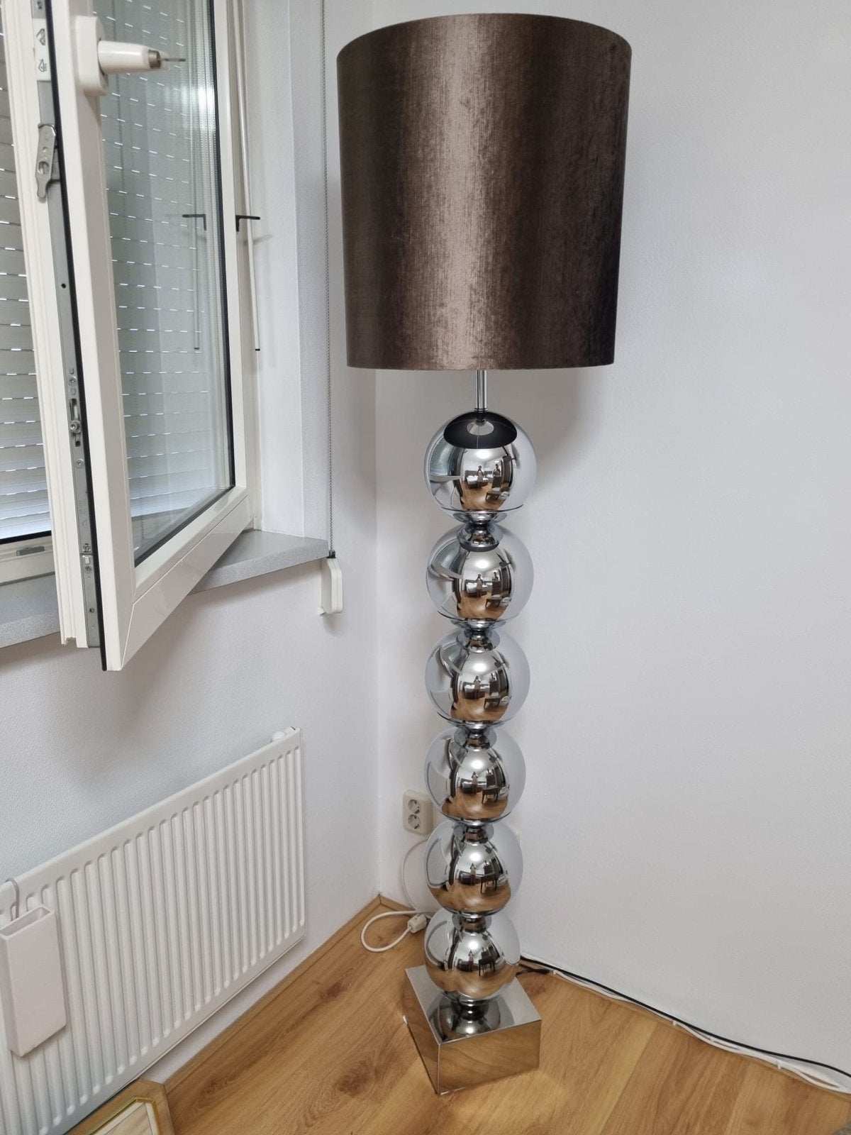 Moderne staande lamp met chromen bollen en bruine kap, Ophalen, Gebruikt, E27 (groot), Metaal