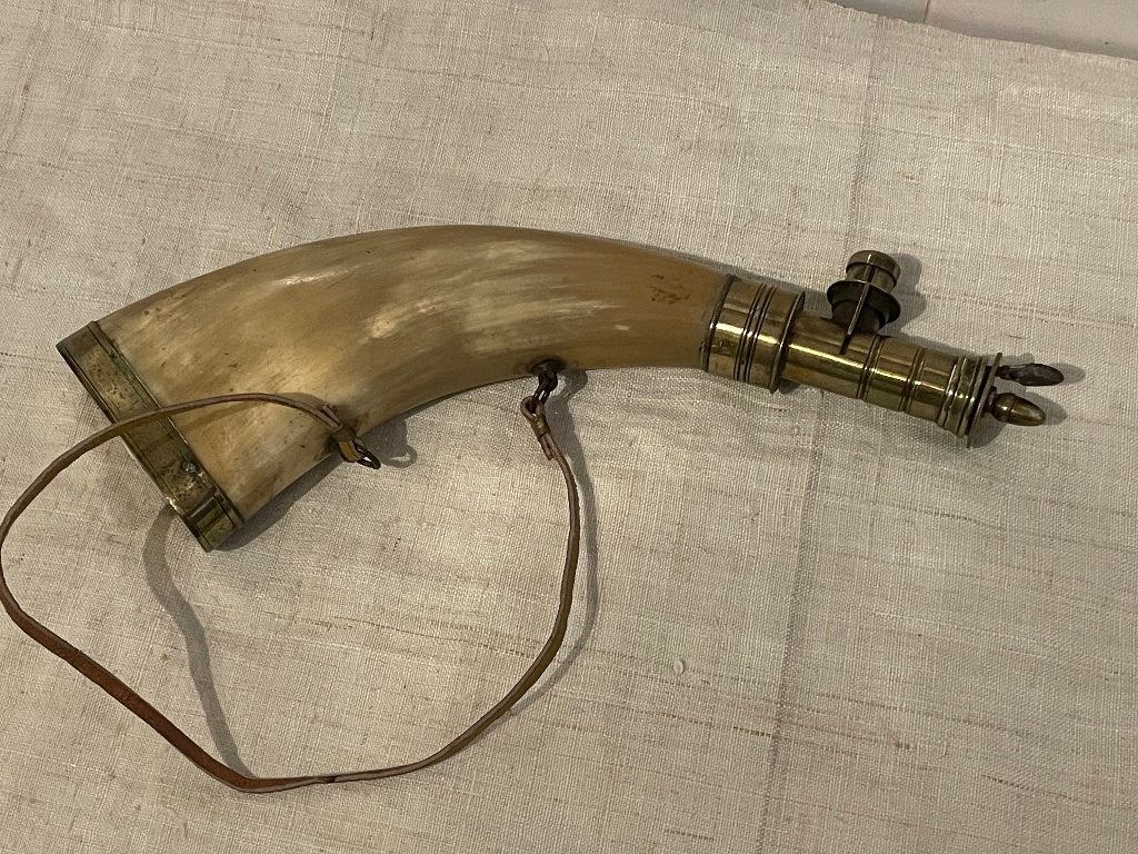 antieke kruithoorn  hoorn en messing 19de eeuw, Ophalen of Verzenden