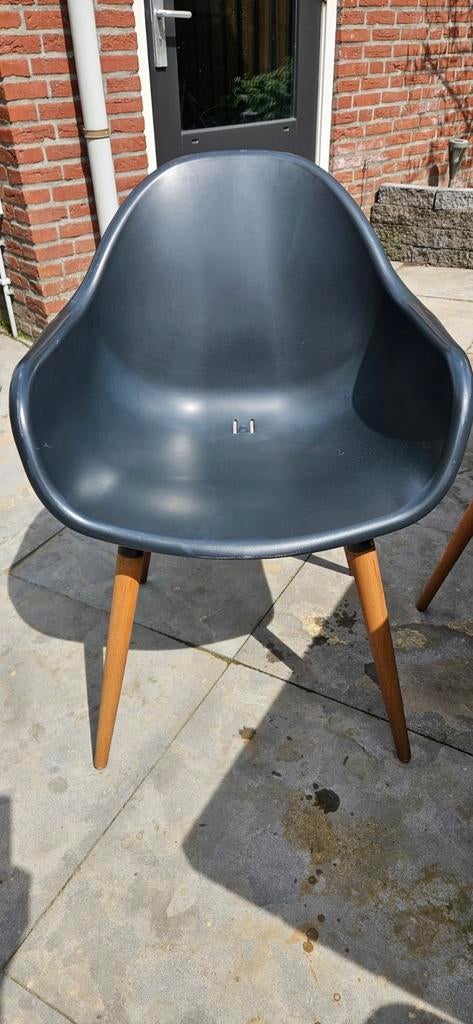 8 donkergrijze tuinstoelen met houten poten, Tuin en Terras, Tuinstoelen, Ophalen of Verzenden, Gebruikt, Kunststof