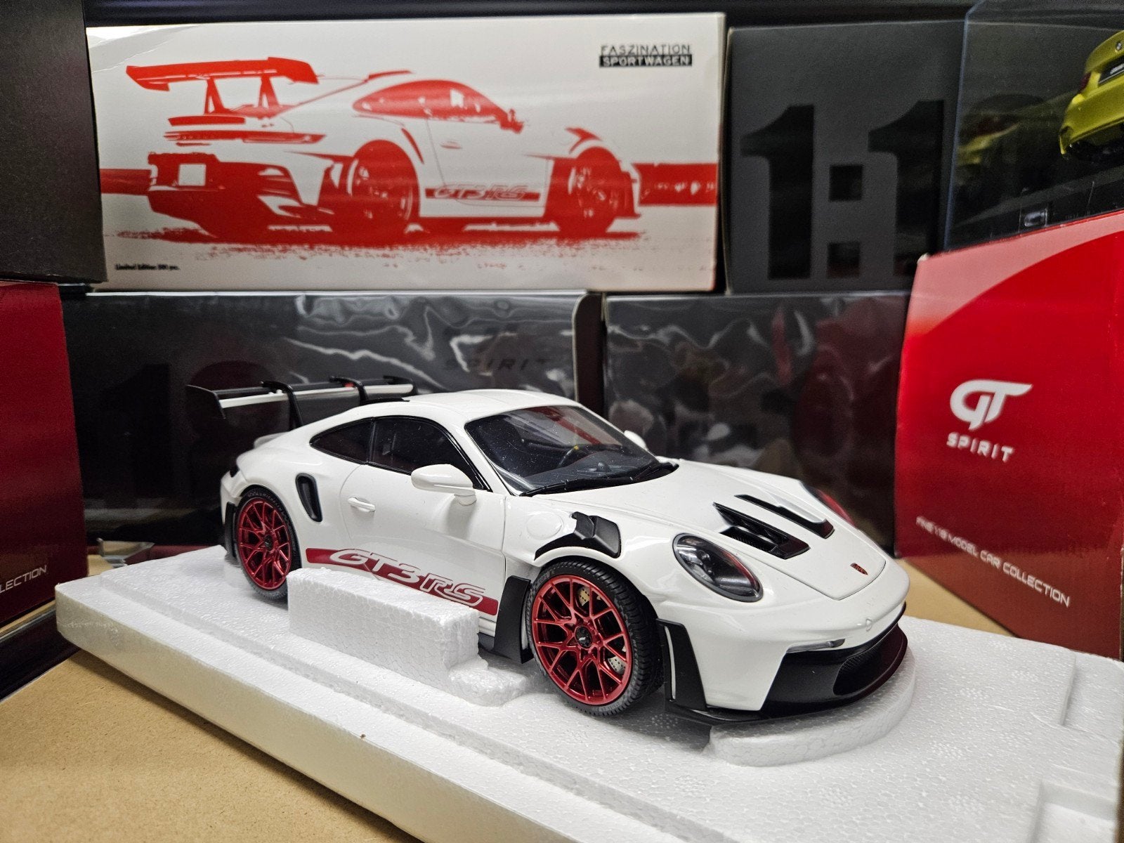 Porsche 911 GT3 RS type 992 1:18, Hobby en Vrije tijd, Modelauto's | 1:18, Ophalen