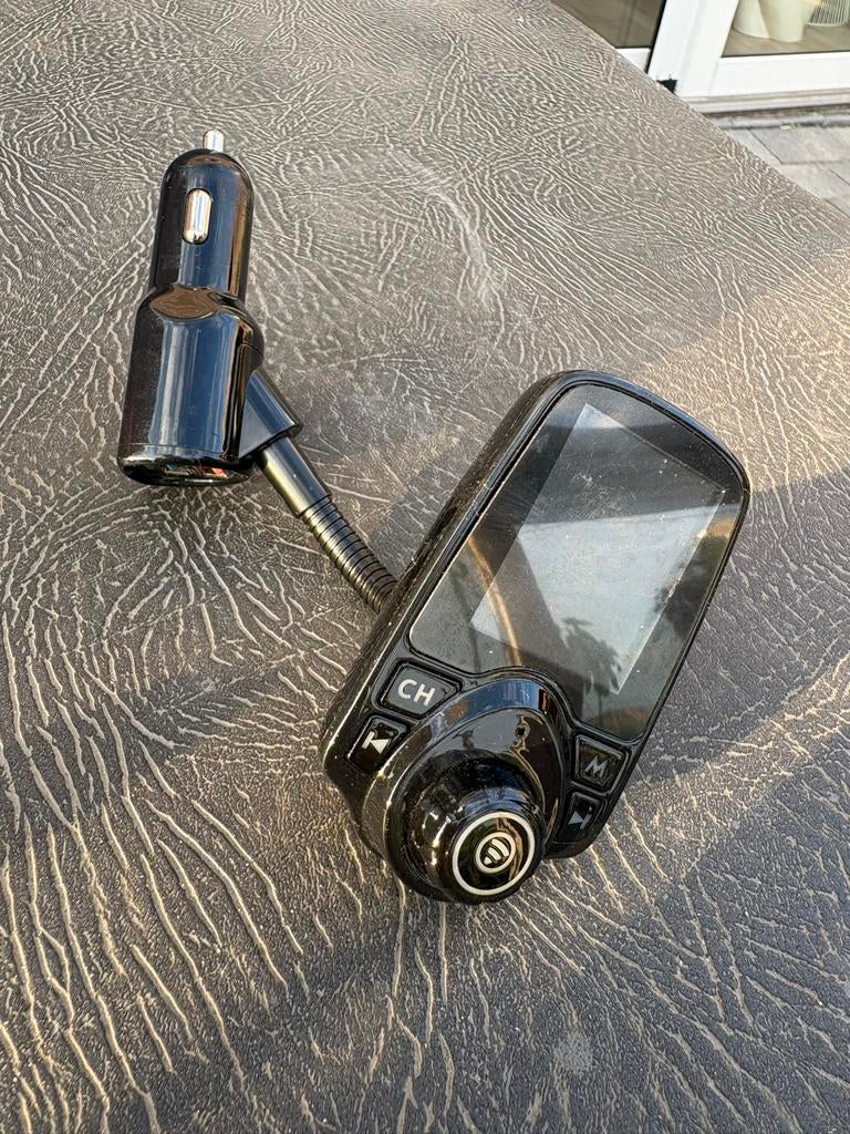 Fm transmitter met USB oplader, Ophalen of Verzenden, Zo goed als nieuw