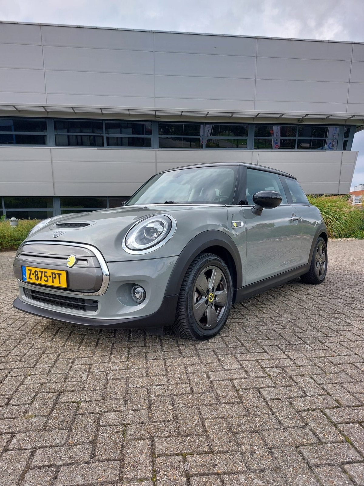 Mini 3-deurs Electric 135 kWh (184pk) Aut 2021 Moonwalk Grey, Auto's, Stof, 50 €/maand, 4 stoelen, 93 kWh
