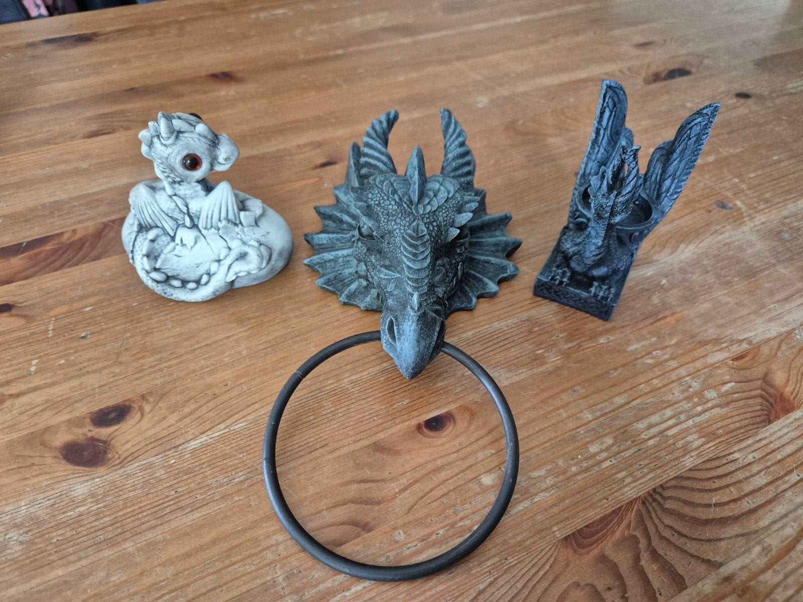 Drie drakenbeelden, drakendeurklopper, Ophalen