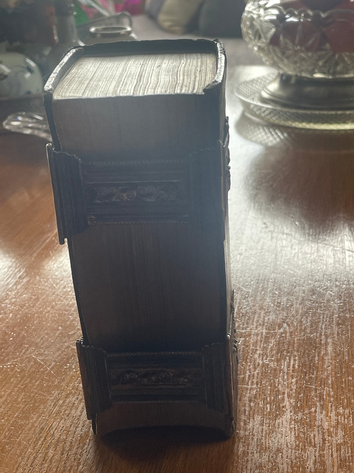 Antieke Bijbel met Zilverwerk, Ophalen