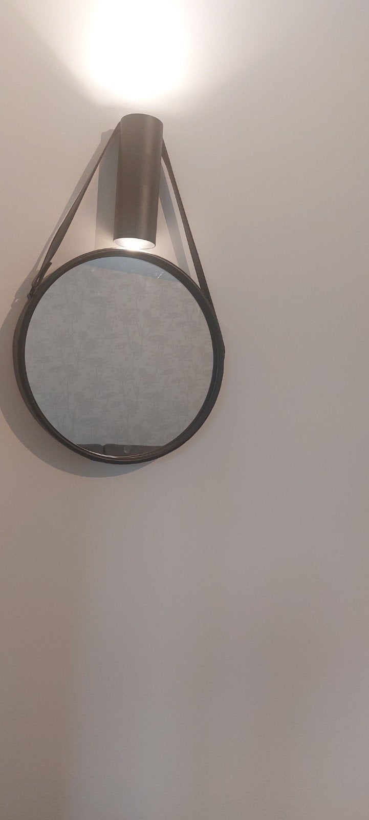 Ronde spiegel met leren band en wandlamp, Huis en Inrichting, Woonaccessoires | Spiegels, Ophalen of Verzenden
