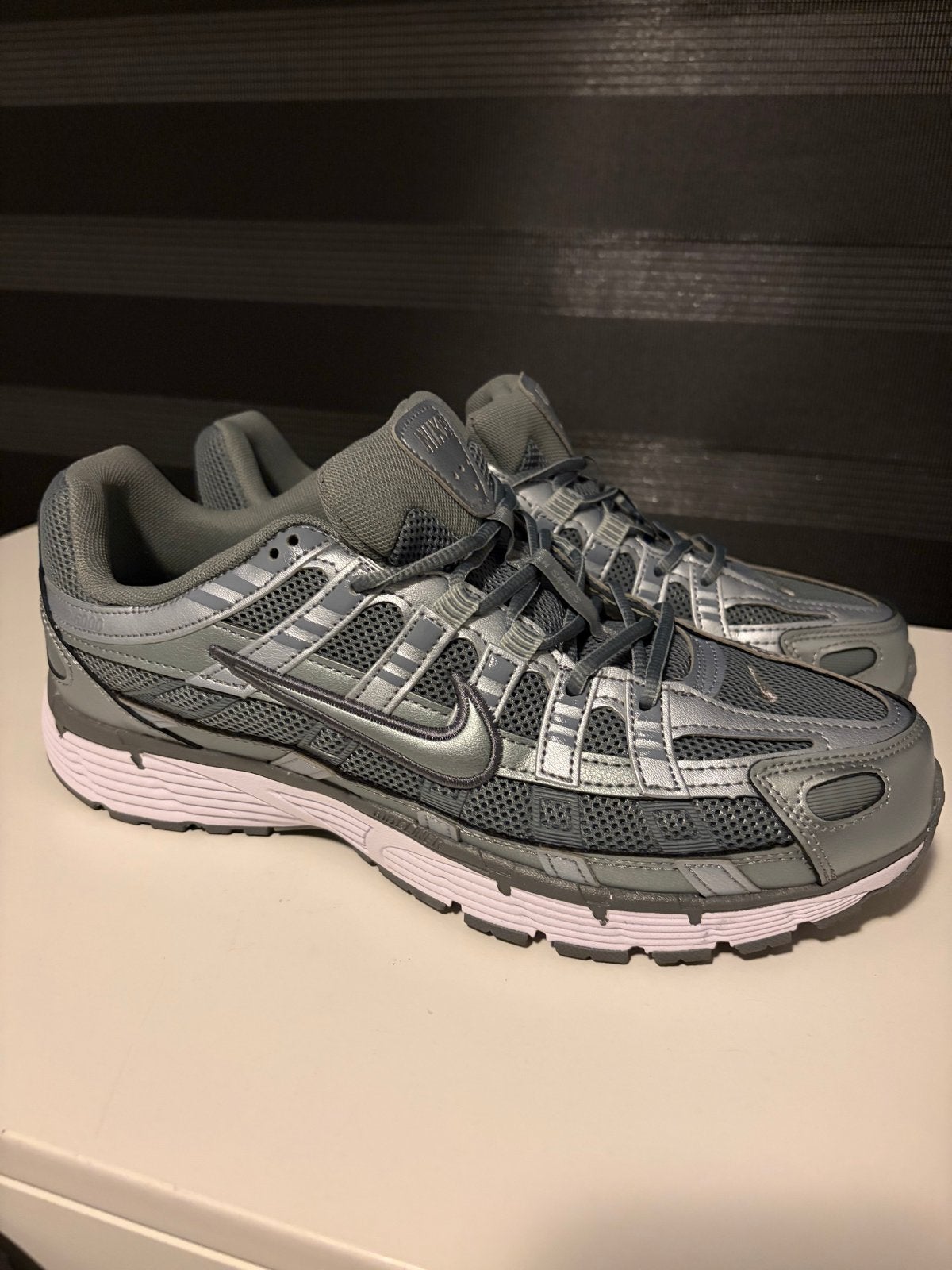 Nike P6000 Donkergroen/Grijs/Zilver - Maat 46, Overige kleuren, Nieuw, Ophalen of Verzenden, Sneakers of Gympen