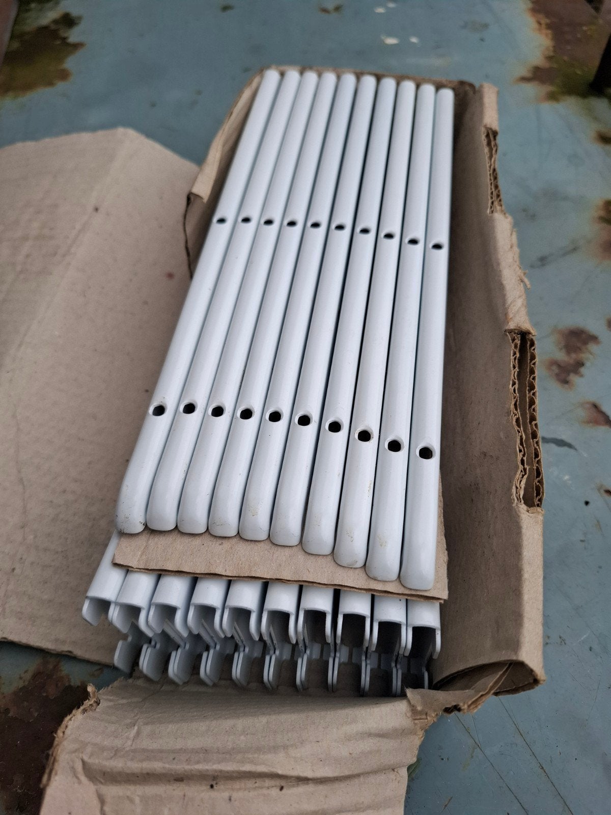 Witte  dubbele plankdragers en rails voor wandmontage, Ophalen, Zo goed als nieuw