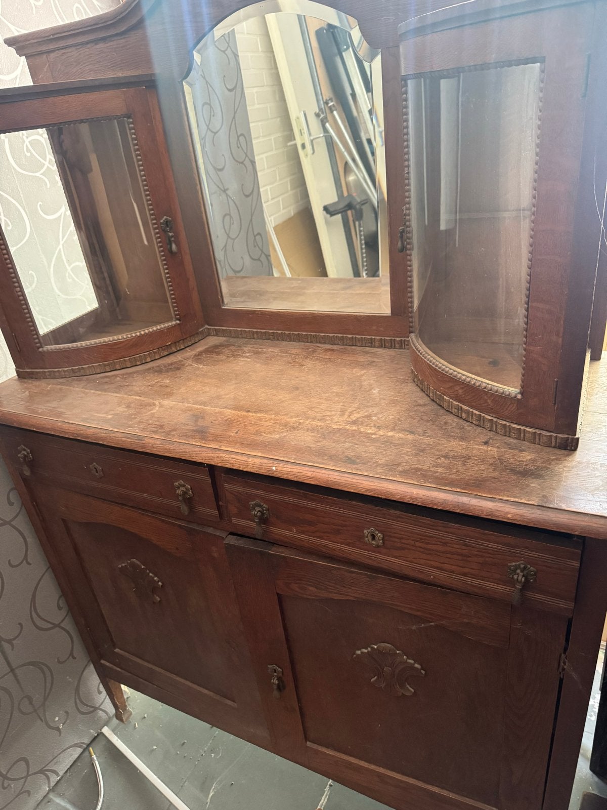 Antiek dressoir met spiegel en vitrinekastjes, Ophalen