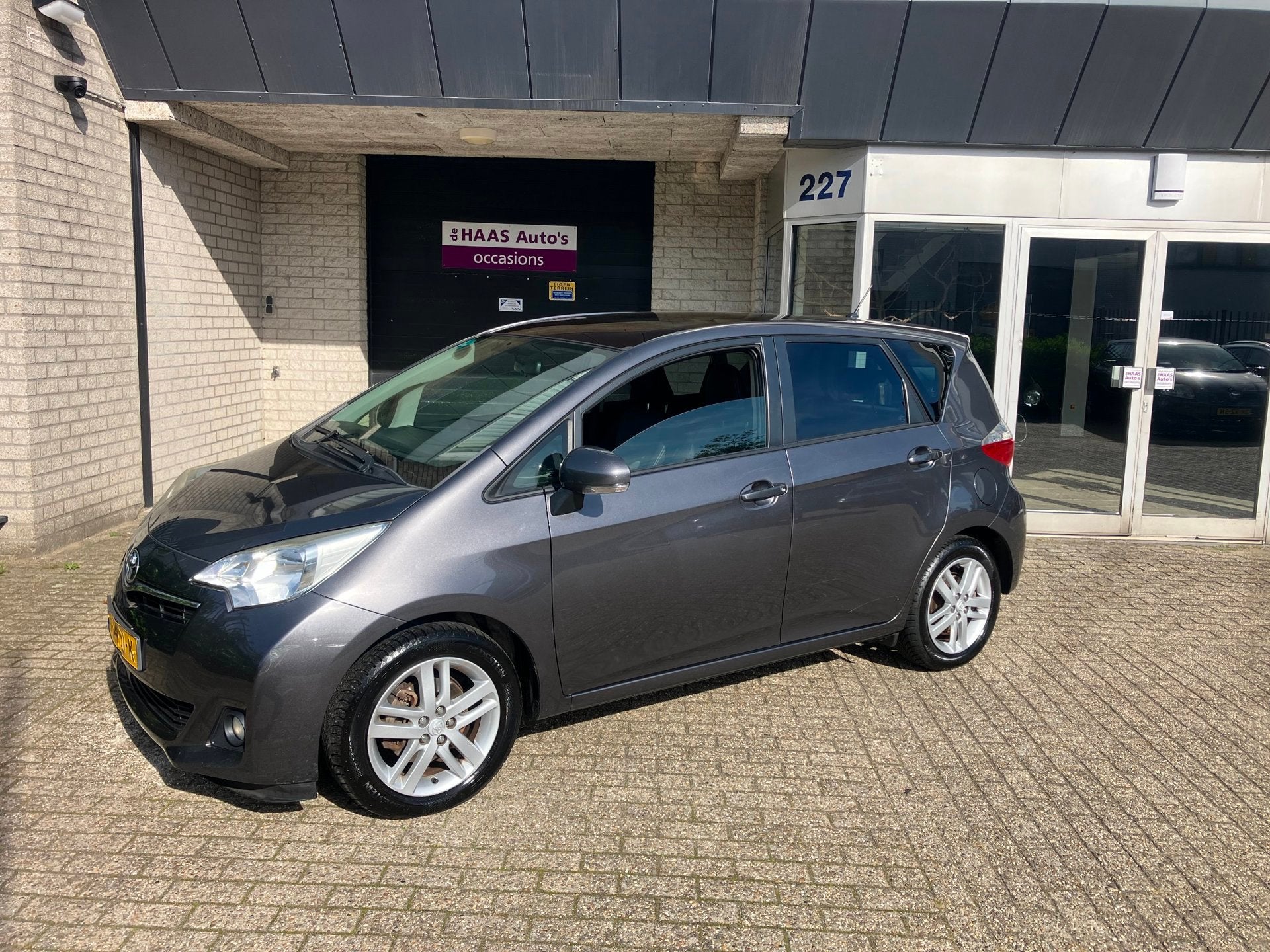 Toyota Verso-S 1.3 VVT-i Dynamic / PANORAMA RAAM / HOGE INST, Voorwielaandrijving, Euro 5, Stof, Gebruikt