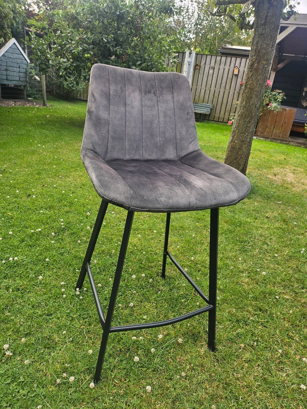 Moderne grijsgroene barkrukken (2 stuks) met rugleuning, Ophalen, 60 tot 90 cm, Zo goed als nieuw, 1 kruk