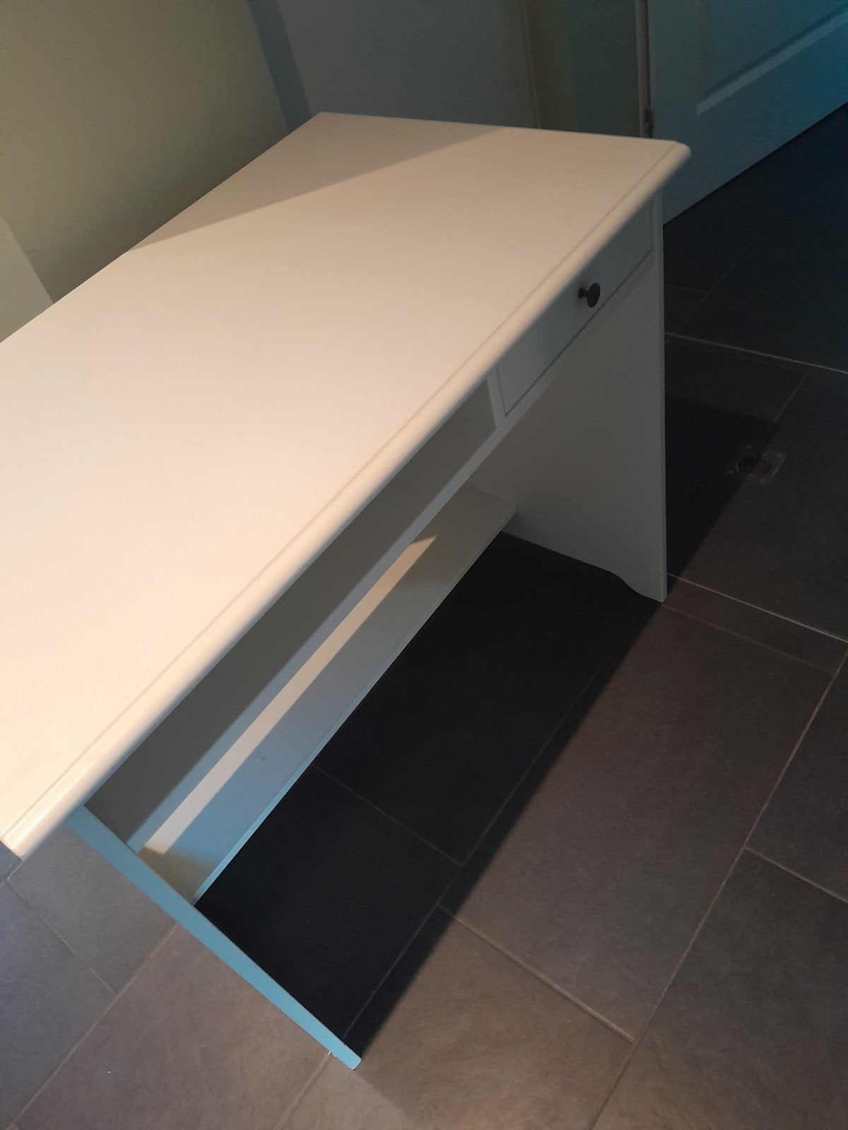 Compact bureau wit met lade en opbergvakken, Huis en Inrichting, Ophalen, Gebruikt, Spaanplaat of MDF, Wit