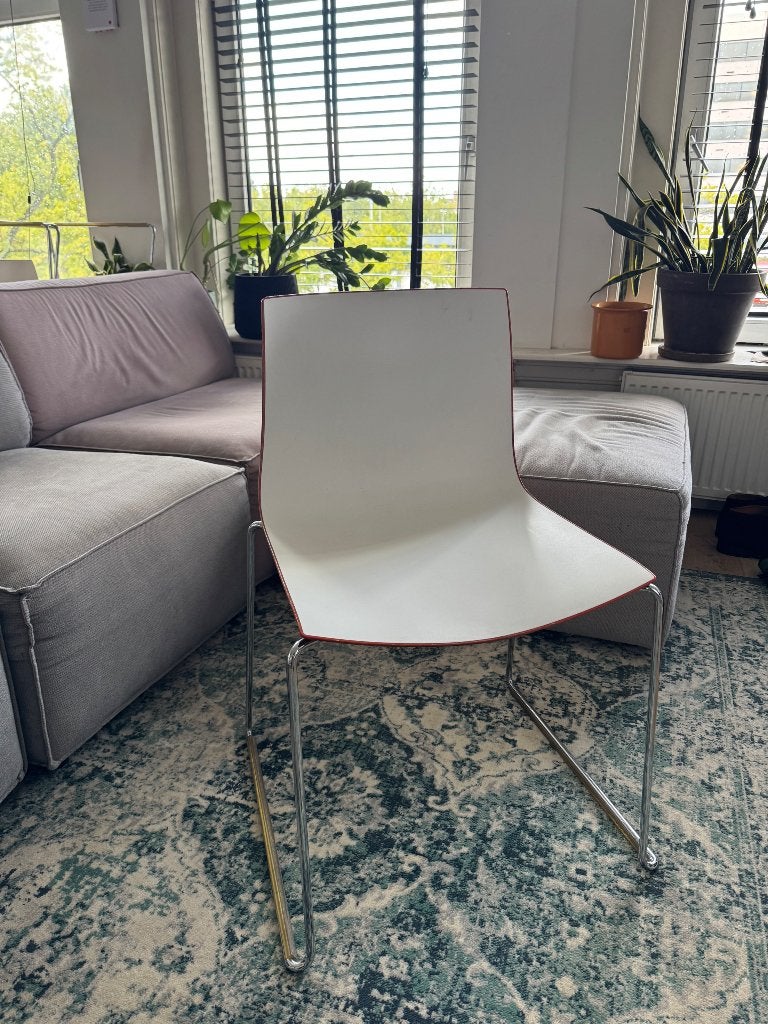 6x Arper Catifa 46 designstoel – wit/oranje – chroom, Huis en Inrichting, Ophalen, Gebruikt, Overige kleuren, Vijf, Zes of meer stoelen