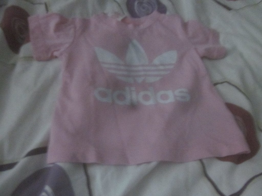 Nieuw lichtroze/wit shirtje met korte mouwtjes Adidas mt 80, Kinderen en Baby's, Babykleding | Maat 80, Adidas, Meisje, Nieuw