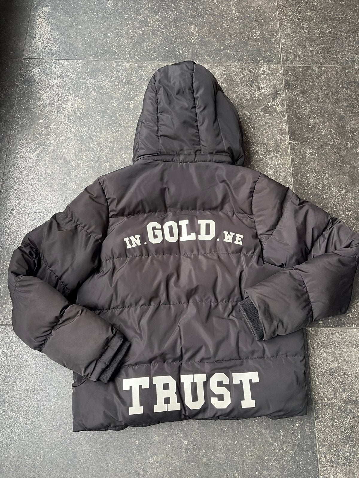 In Gold We Trust zwarte Pufferjack met capuchon 14-16 jaar, Ophalen of Verzenden, Gebruikt, Jongen, Jas
