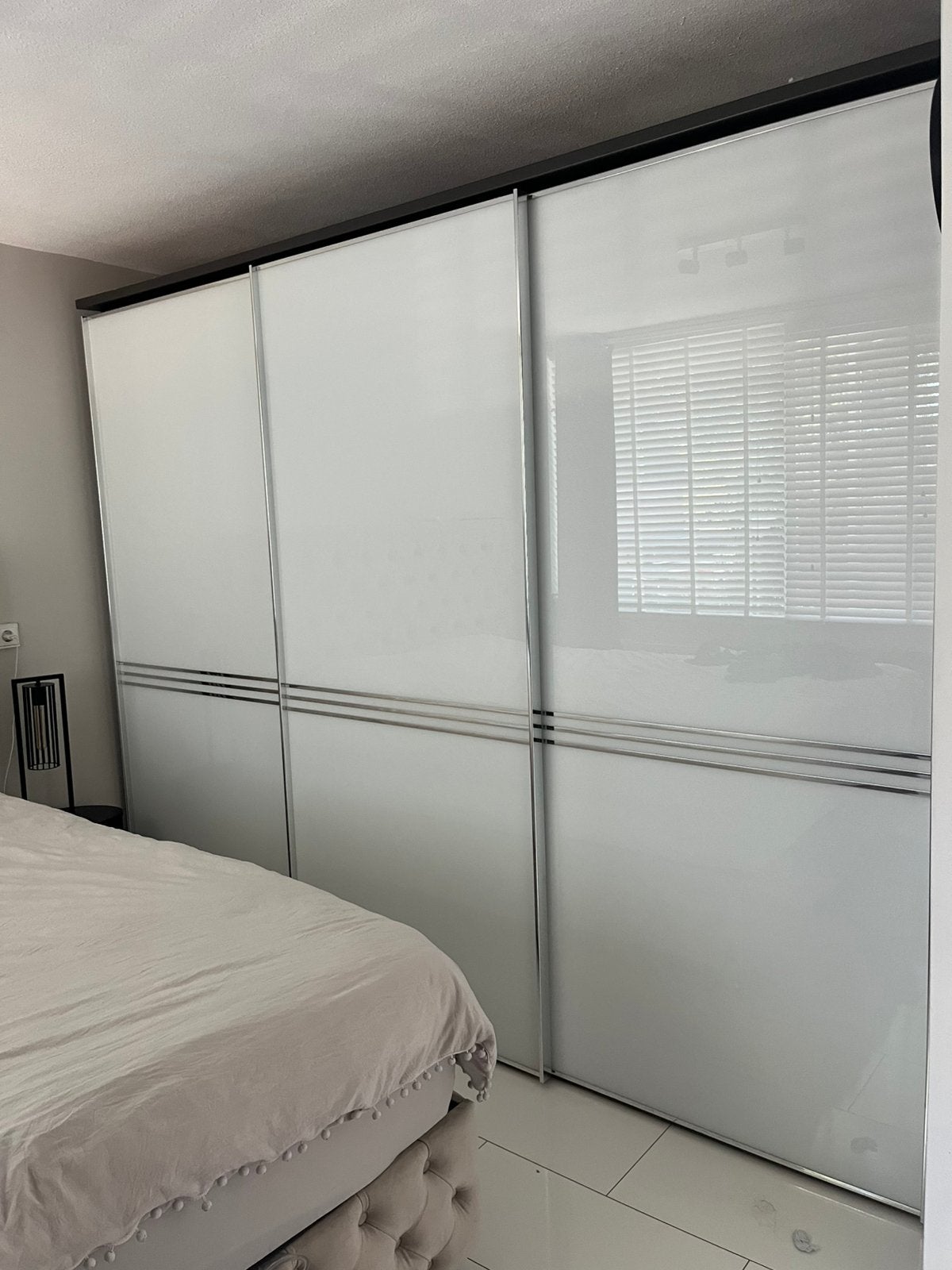 Moderne kledingkast van Nijhof schuifdeuren met glas, Ophalen of Verzenden, Zo goed als nieuw, Tweepersoons