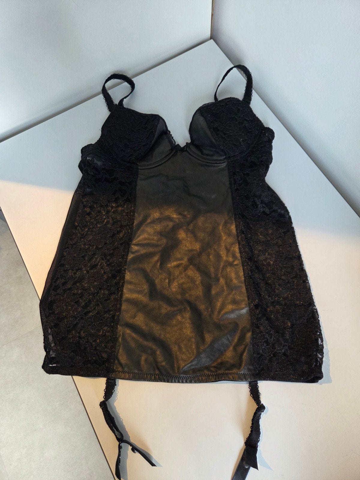 Zwart kanten en leren body met jarretels, maat S, Avanza, Ophalen of Verzenden, Zwart, Body of Korset