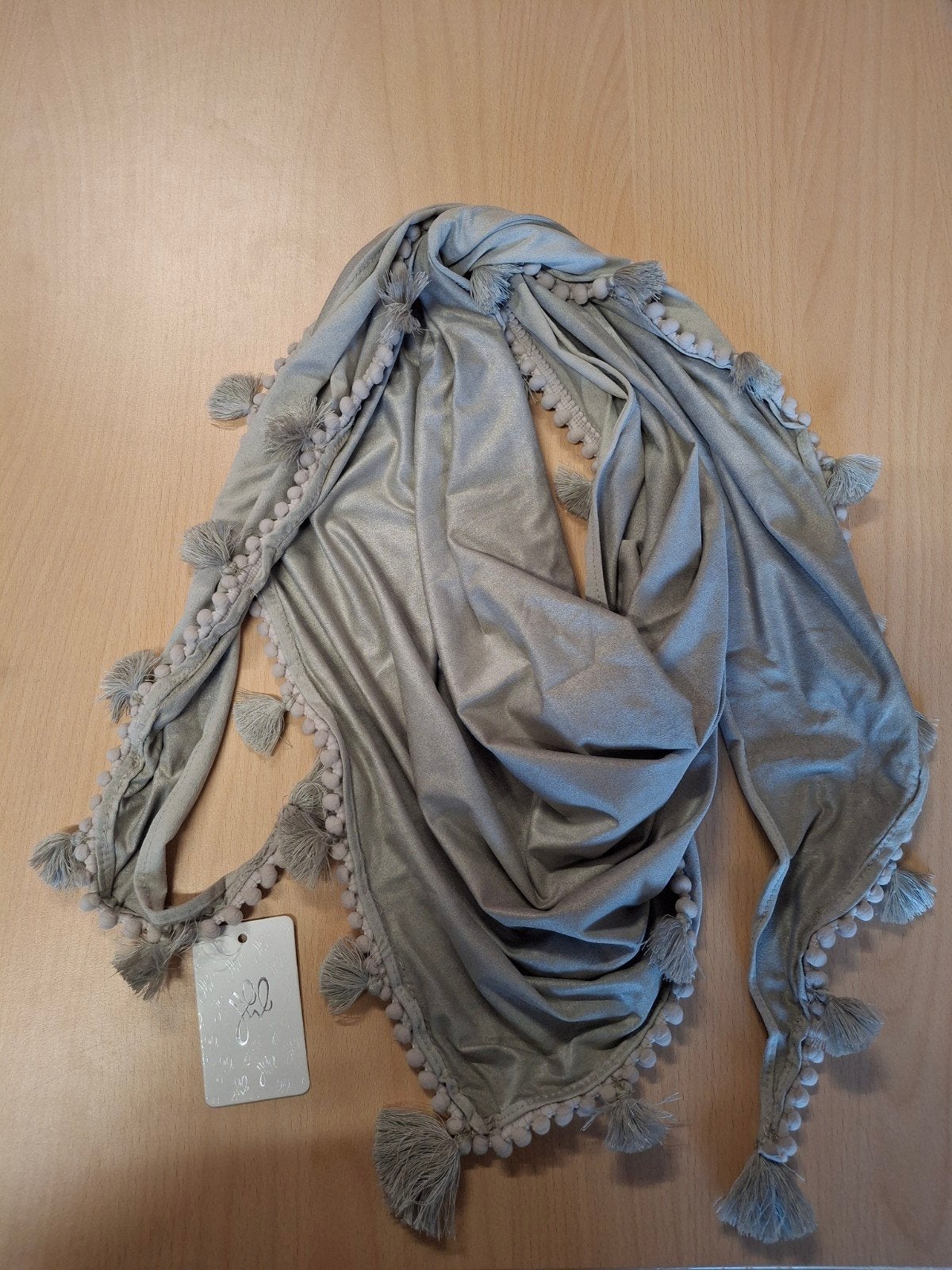 Nieuwe grijze sjaal met pompons en kwastjes, Maat 38/40 (M), Verzenden, Nieuw, Yehwang