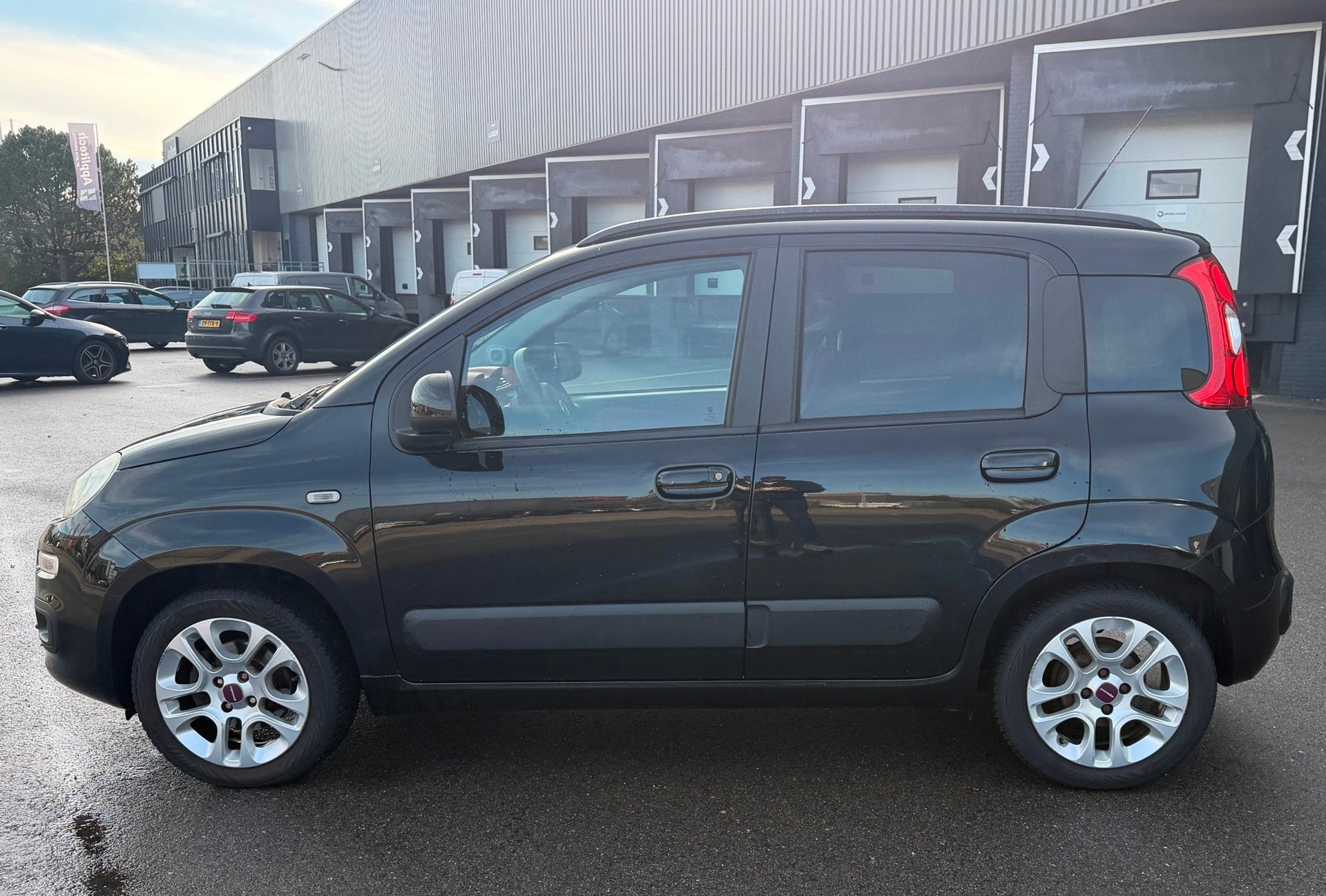 Fiat Panda 0.9 TwinAir Lounge AUTOMAAT/DEALERONDERHOUDEN, Auto's, Zwart, Panda, Zwart, Origineel Nederlands