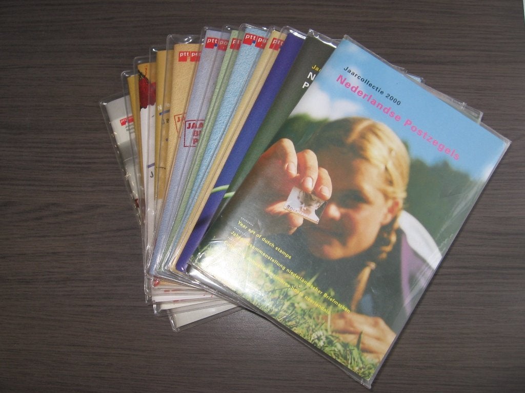 Jaarcollecties Nederland 1989 t/m 2000. Postfris., Postzegels en Munten, Postzegels | Volle albums en Verzamelingen, Verzenden