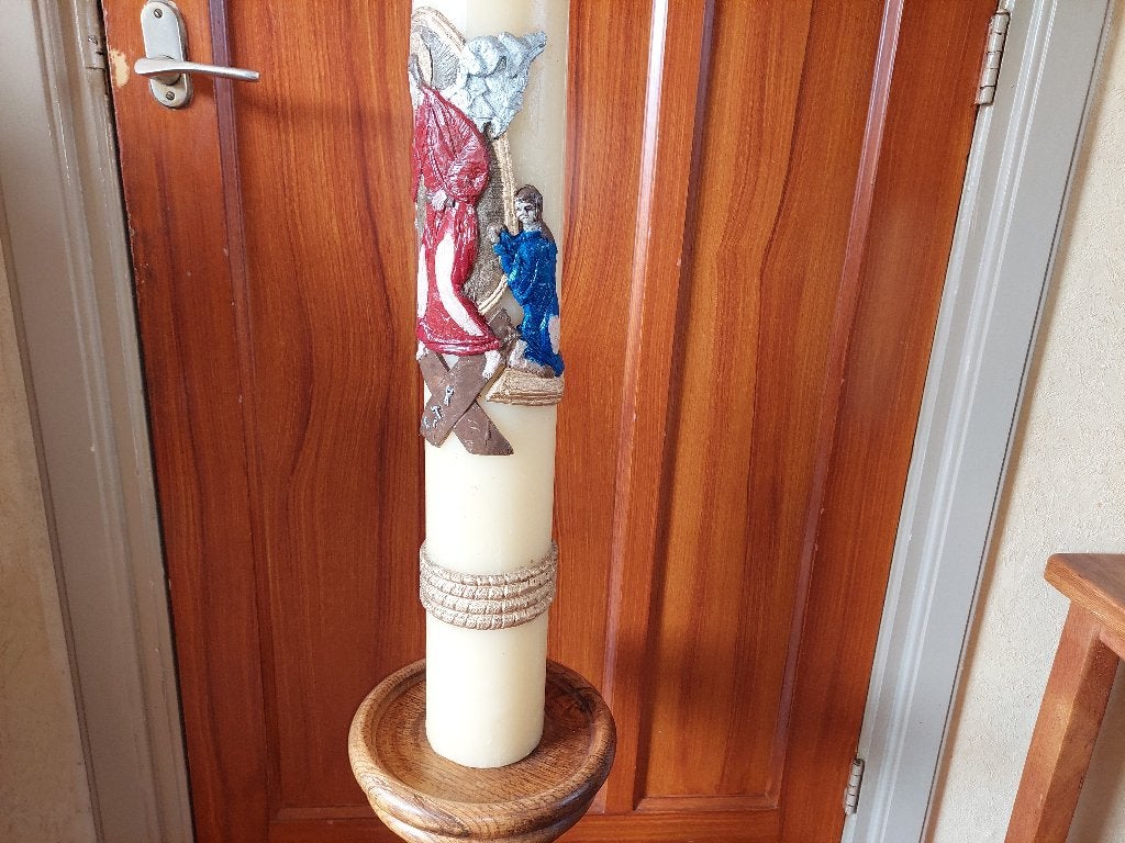 Grote kerkkaars op houten kandelaar c.q. voet / 150 cm hoog, Ophalen, Overige materialen