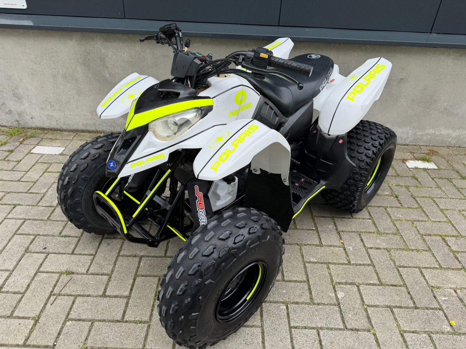 Zeer nette polaris 90cc met voor en achteruit