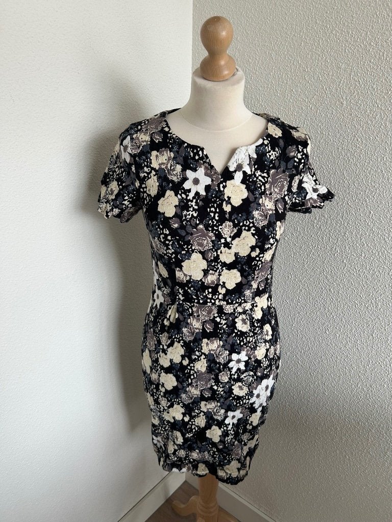 Sugarhill maat 40 elegant jurkje bloem 2202, Kleding | Dames, Jurken, Zo goed als nieuw, Maat 38/40 (M), Zwart, Boven de knie