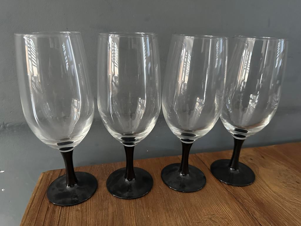 4 oude Luminarc domino vintage bier glazen op zwarte voet, Verzamelen, Glas en Borrelglaasjes, Ophalen, Zo goed als nieuw, Bierglas