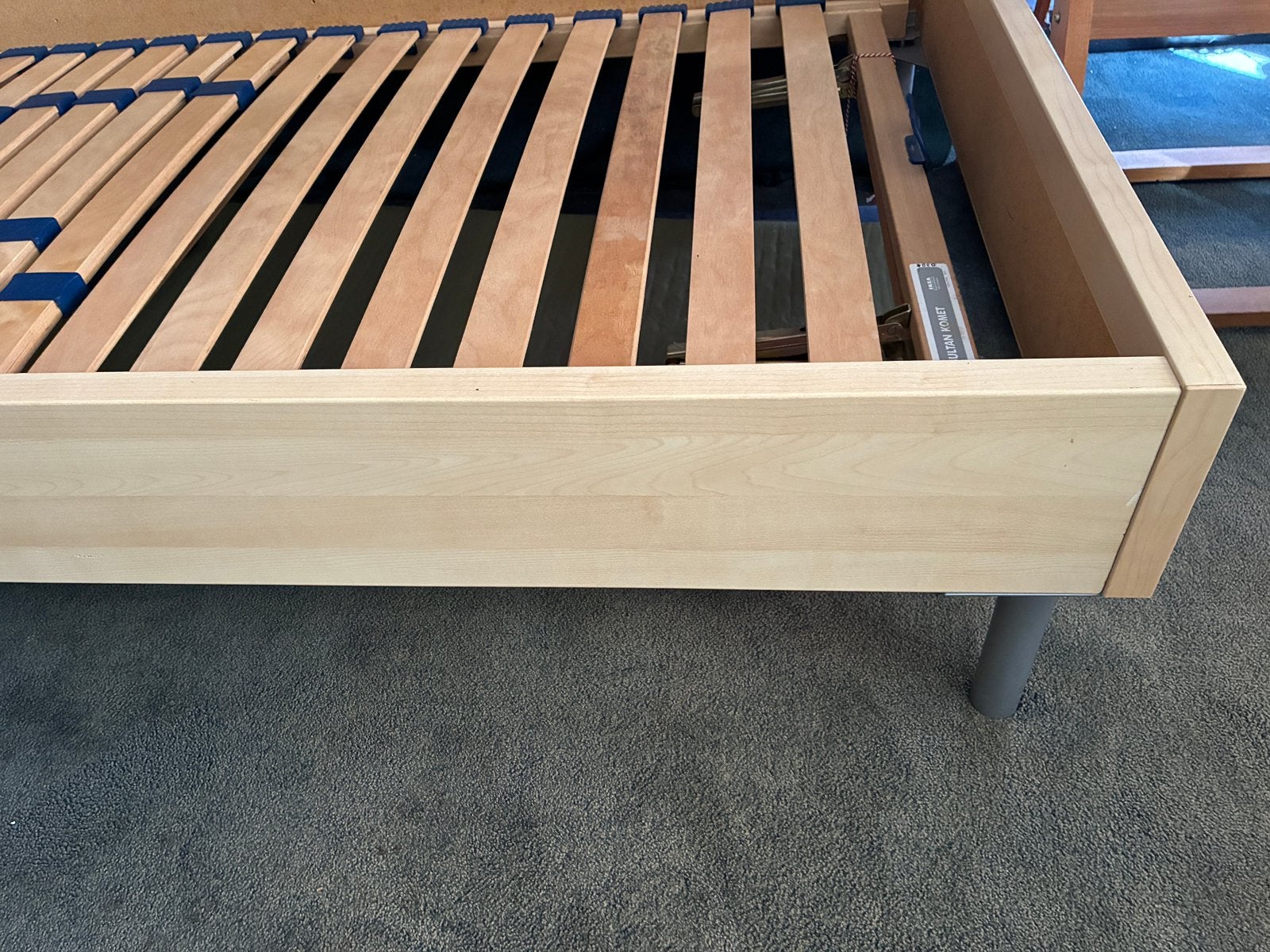 Bed op poten met verstebare lattenbodem., Ophalen, 90 cm, Eenpersoons, Hout