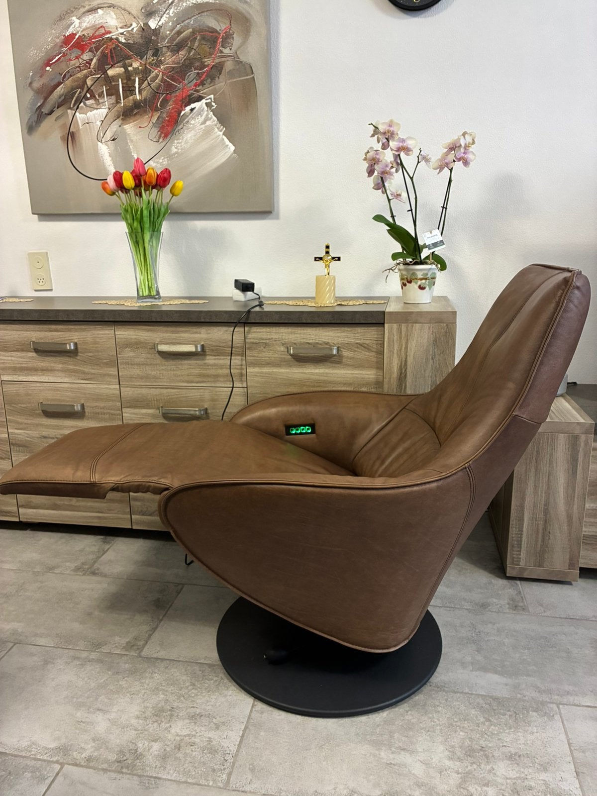 Te koop Elektrische prominente relaxstoel, echt leer ,accu, Ophalen, Zo goed als nieuw, Leer, 50 tot 75 cm