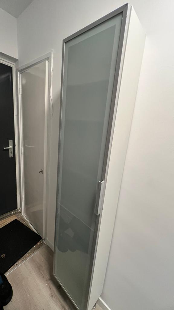 Hoge badkamerkast met glazen deur, Ophalen, Zo goed als nieuw