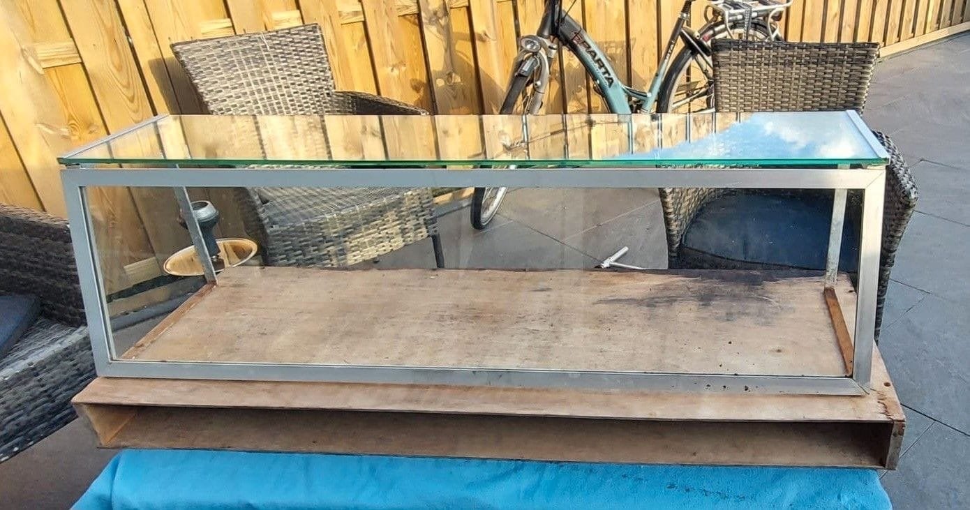 Toonbank vitrine, Ophalen