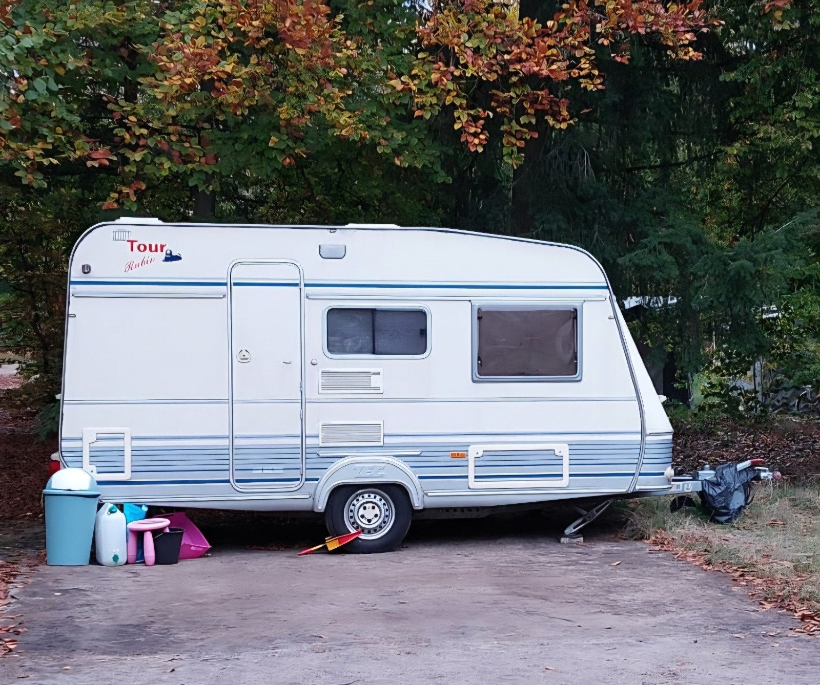 T.E.C. Tour Rubin Caravan uit 2000 - Compact en Compleet, Caravans en Kamperen, Caravans, T.E.C., 750 - 1000 kg, Particulier, Vast bed