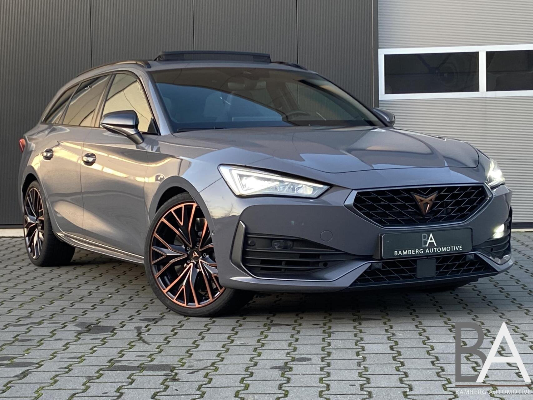 CUPRA Leon ST VZ 4Drive|pano|trekhaak|Brembo| full-option, Auto's, Automaat, Dealer onderhouden, Gebruikt, Met garantie (alle)