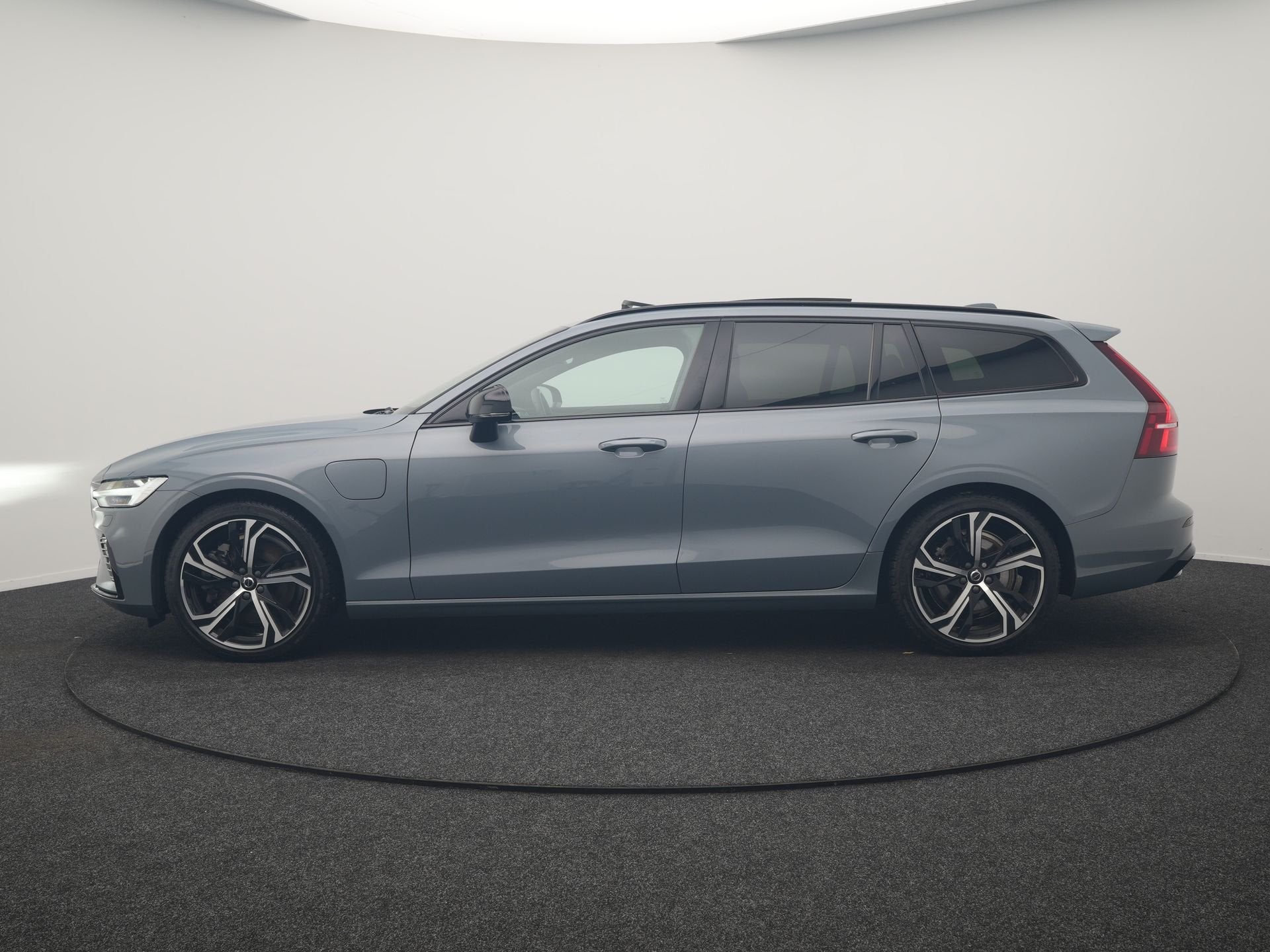 Volvo V60 T6 AWD Plus Dark Long Range PHEV 350pk Dealer O.H, Auto's, Automaat, Dealer onderhouden, Gebruikt, Zwart