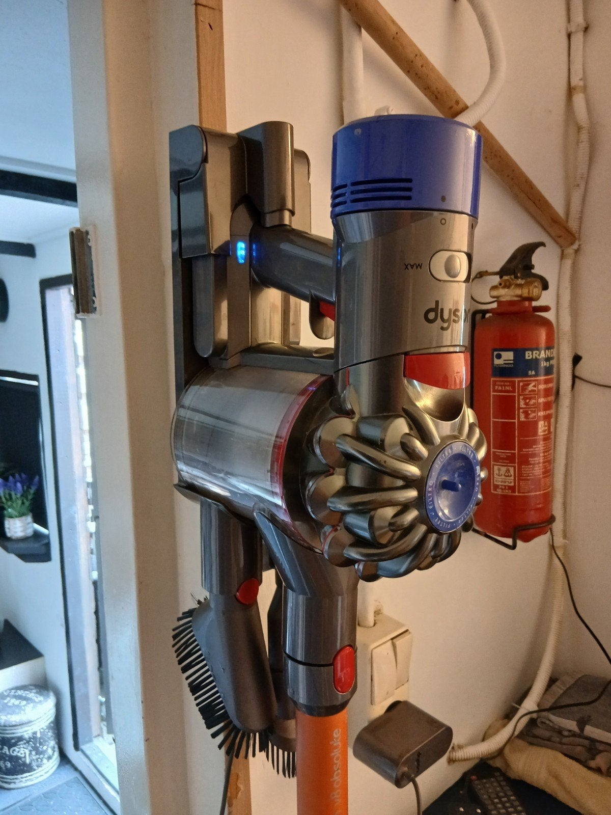 Dyson V8 sv10 Absolute steelstofzuiger met oplaadstation, Witgoed en Apparatuur, Stofzuigers, Gebruikt, Draadloos, Ophalen of Verzenden