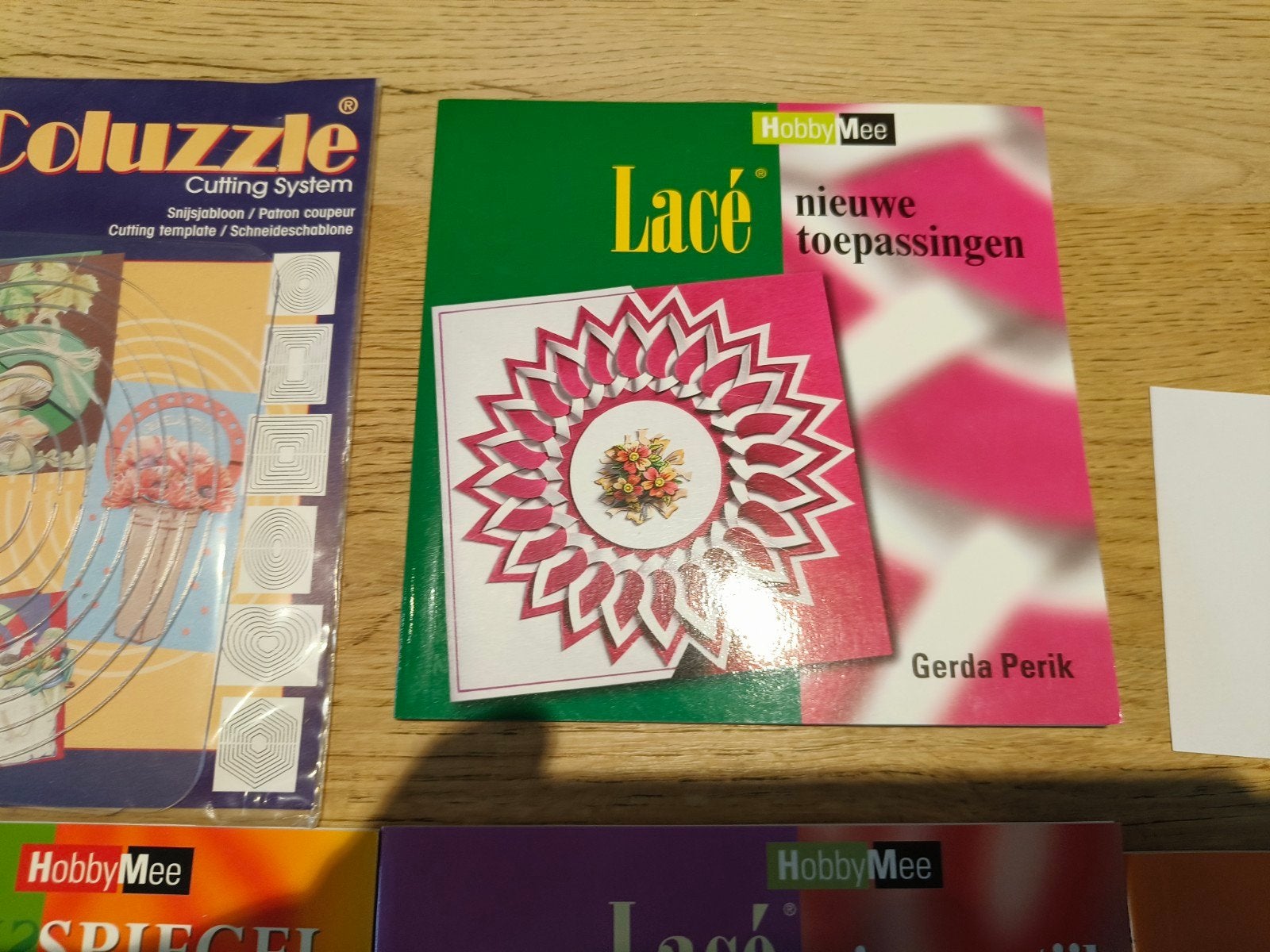 HobbyMee boeken en Coluzzle Cutting System, Ophalen of Verzenden, Gelezen, Scrapbooking en Knutselen