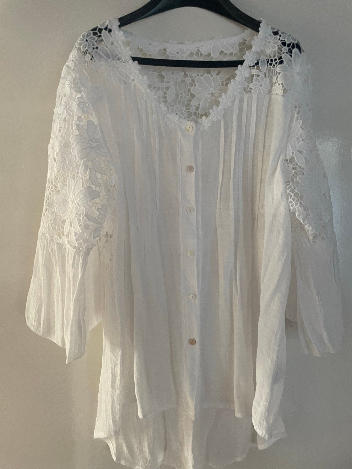 Witte prachtige blouse met kanten details - Maat M/L, Ophalen of Verzenden, Zo goed als nieuw, Maat 38/40 (M), Wit