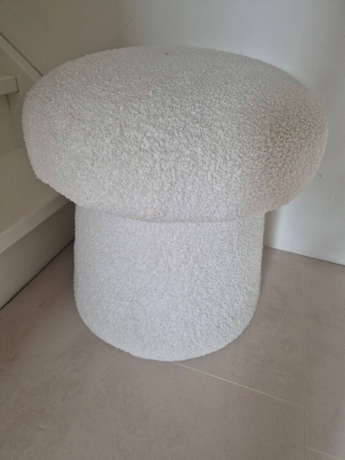 Nieuwstaat Kwantum poef boucle off white 48x48x47, Ophalen of Verzenden, Zo goed als nieuw