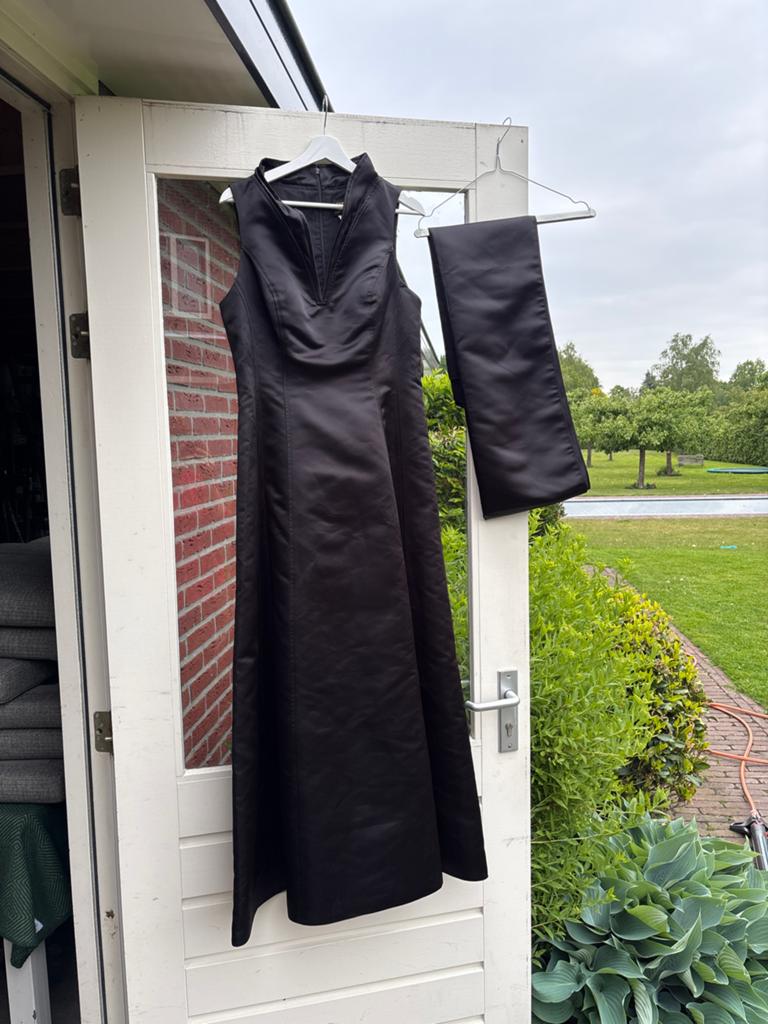 Zwarte Satijnen Galajurk L/XL met Halterkraag en Stola, Ophalen, Galajurk, Zwart, Maat 42/44 (L)